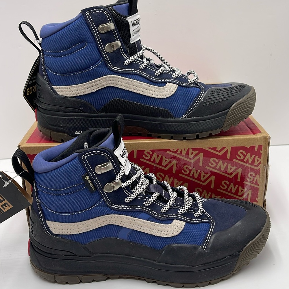Vans WMNS Ultrarange Exo Hi
Navy/Black
VN0005VANGV
Sneakers